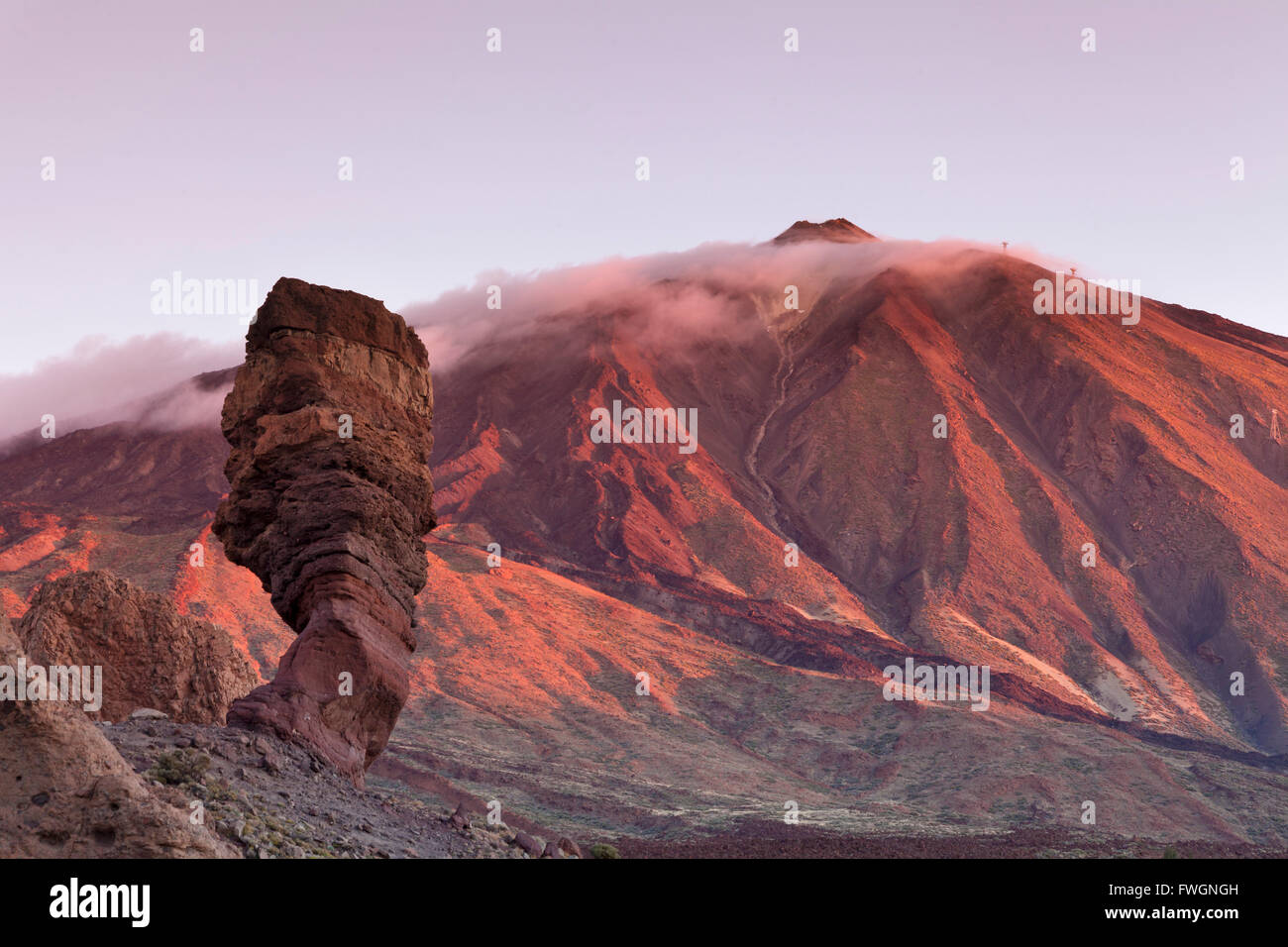 Los Roques de Garcia in der Caldera de Las Canadas, Pico de Teide bei Sonnenuntergang, Nationalpark Teide, UNESCO, Teneriffa, Kanarische Inseln Stockfoto