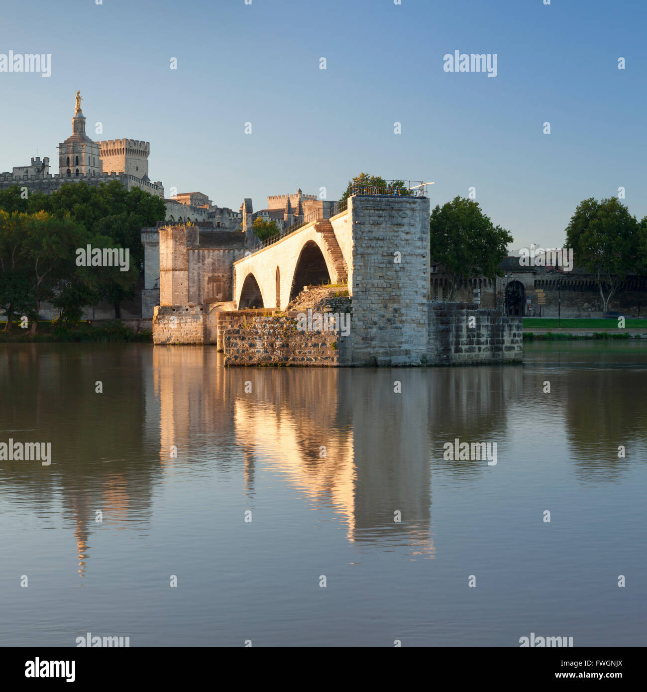Brücke St. Benezet über Rhone Fluss mit Papstpalast hinter, UNESCO, Avignon, Vaucluse, Provence-Alpes-Cote d ' Azur, Frankreich Stockfoto