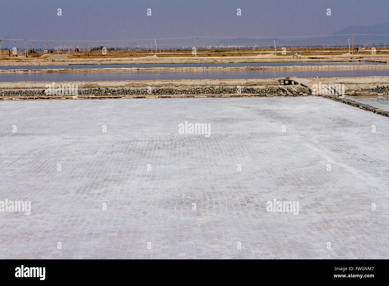 Hainan, China - der Blick auf das Yinggehai Salz Feld in der Tageszeit. Stockfoto