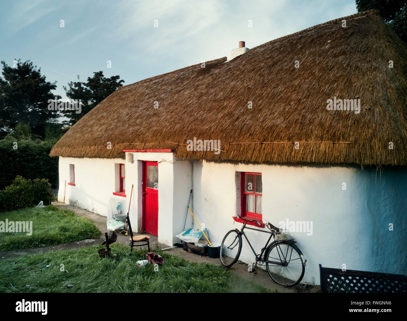 Reetgedeckten Haus und Fahrrad, Co Kildare, Irland, Europa Stockfoto