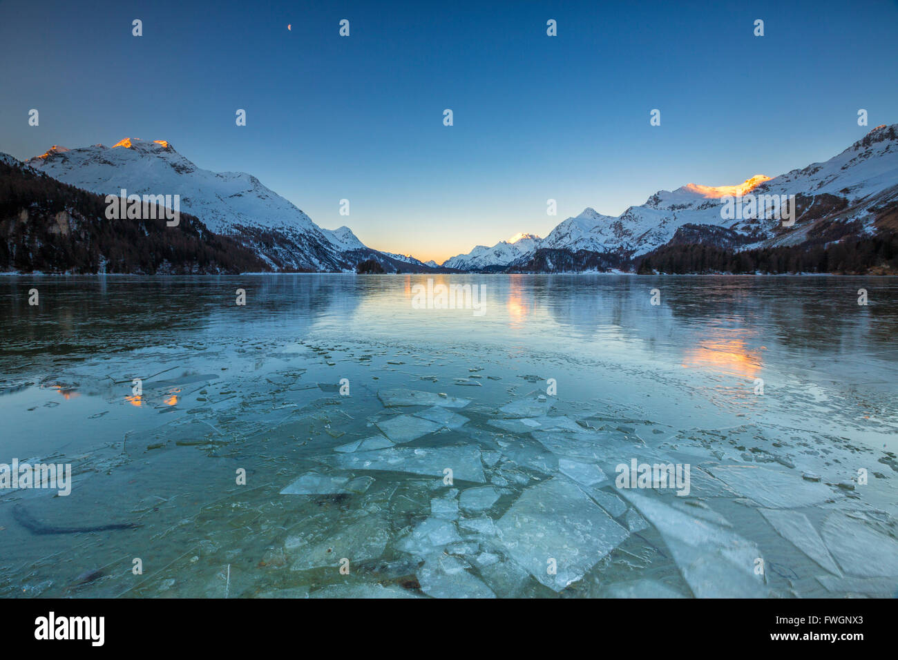 Eisschollen auf der Oberfläche der Silsersee in einem kalten Wintermorgen im Morgengrauen, Engadin, Kanton Graubünden, Schweiz, Europa Stockfoto