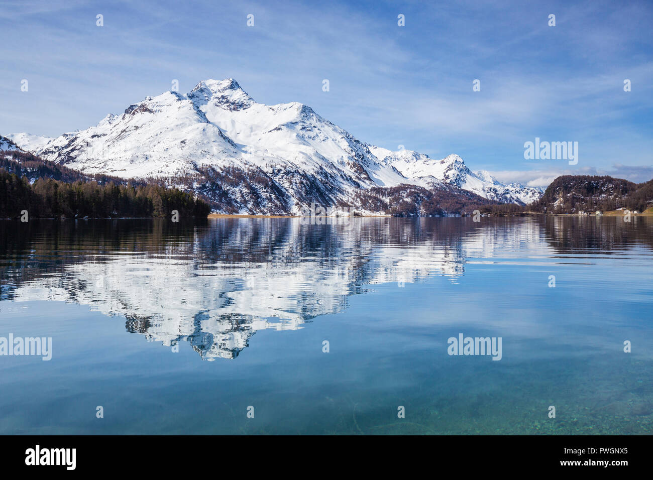 Piz da la Margna spiegelt sich in dem klaren Wasser der See Sils, Maloja-Pass, Engadin, Kanton Graubünden, Schweiz, Europa Stockfoto