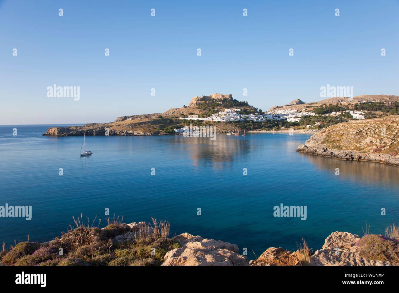 Blick über den ruhigen Wassern des Lindos Bay, Lindos, Rhodos, Dodekanes-Inseln, Süd Ägäis, Griechenland, Europa Stockfoto