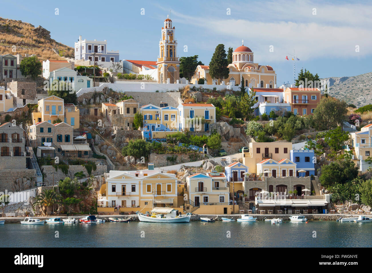 Blick über Hafen, bunte Häuser und Kirche, Gialos (Yialos), Symi (Simi), Rhodos, Dodekanes-Inseln, Süd Ägäis, Griechenland Stockfoto