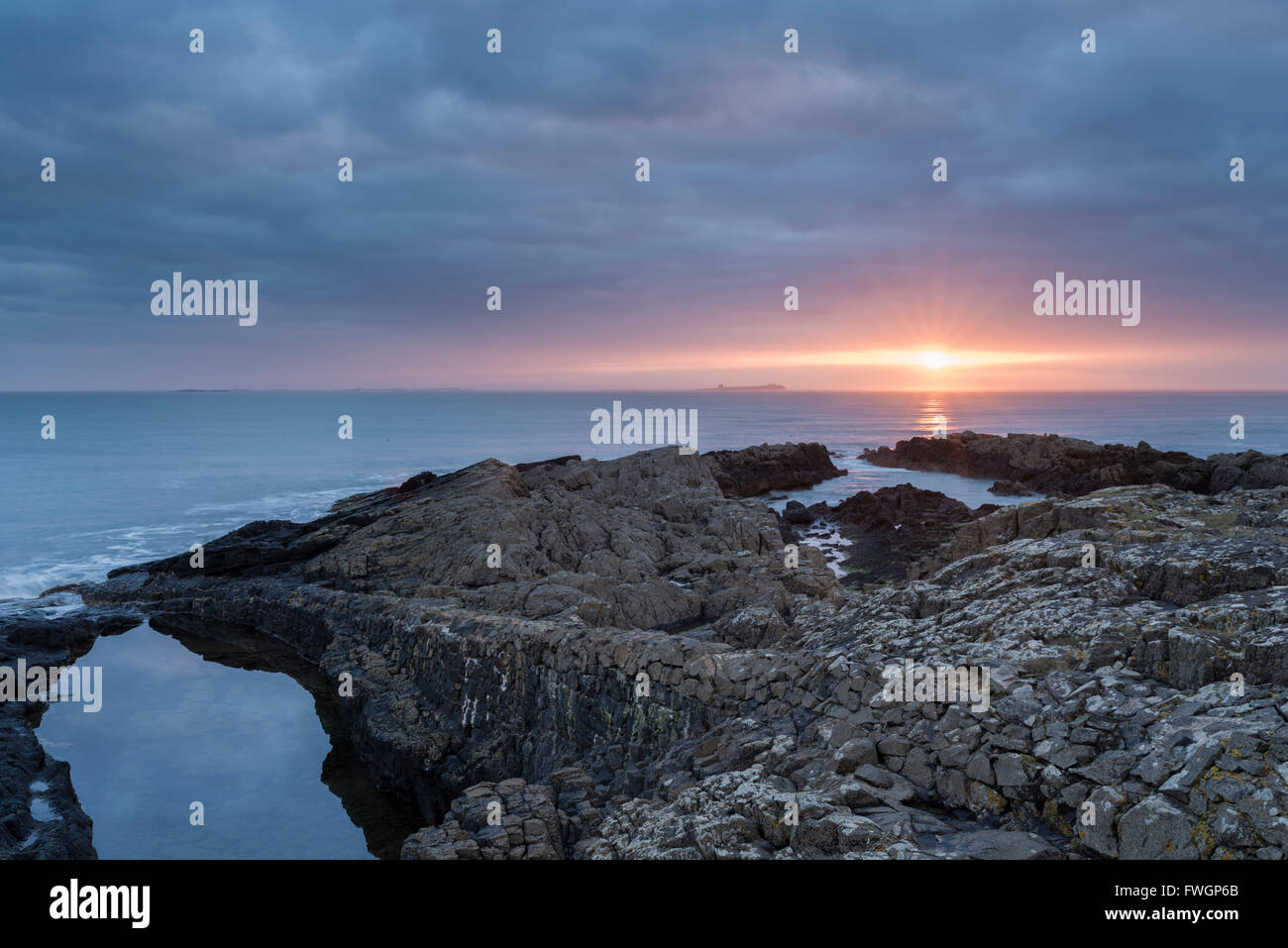 Sonnenaufgang am Bamburgh, Northumberland, England, Vereinigtes Königreich, Europa Stockfoto