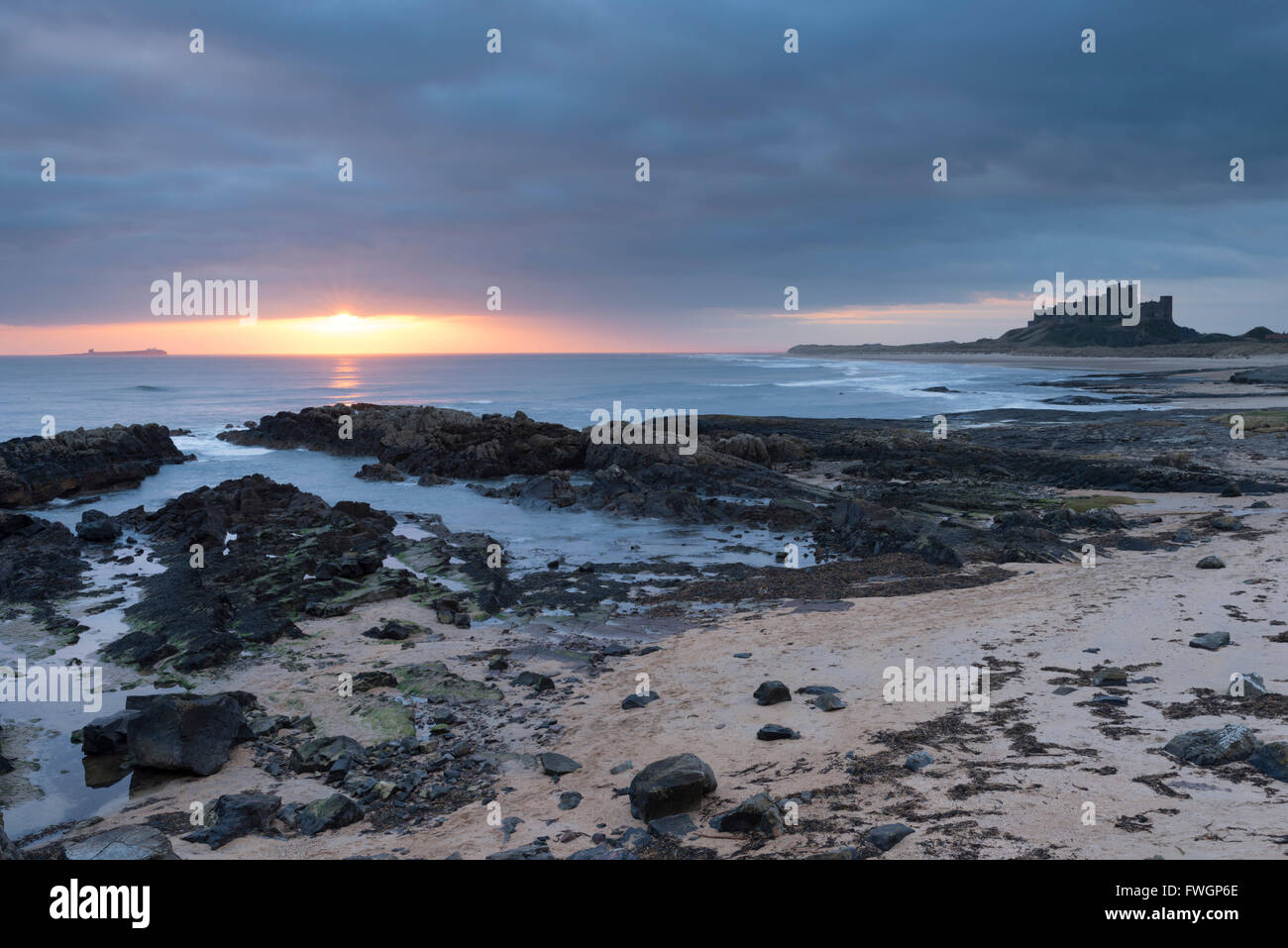 Sonnenaufgang am Bamburgh, Northumberland, England, Vereinigtes Königreich, Europa Stockfoto