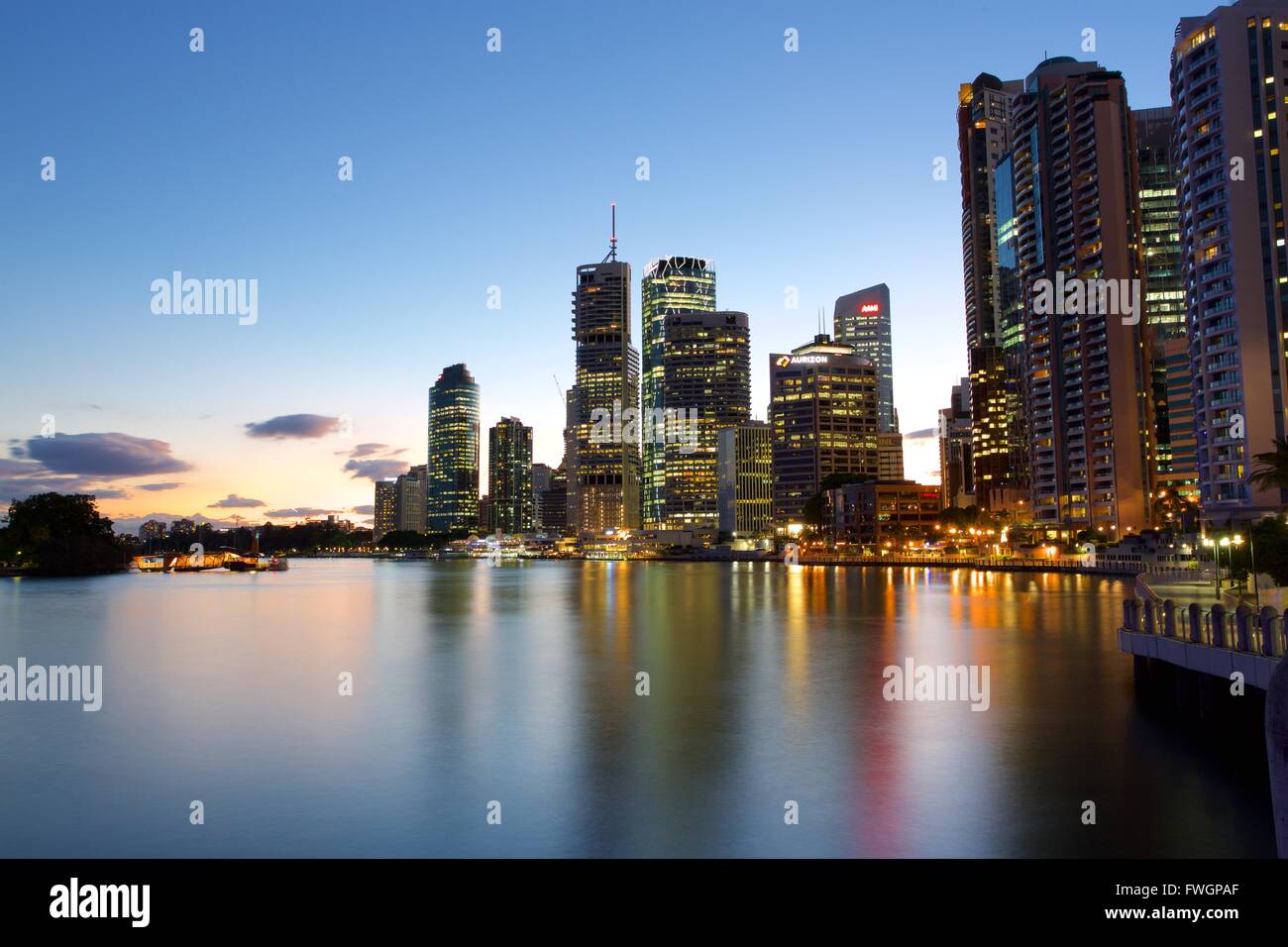 Brisbane-Fluss und die Stadt bei Einbruch der Dunkelheit, Brisbane, Queensland, Australien, Ozeanien Stockfoto