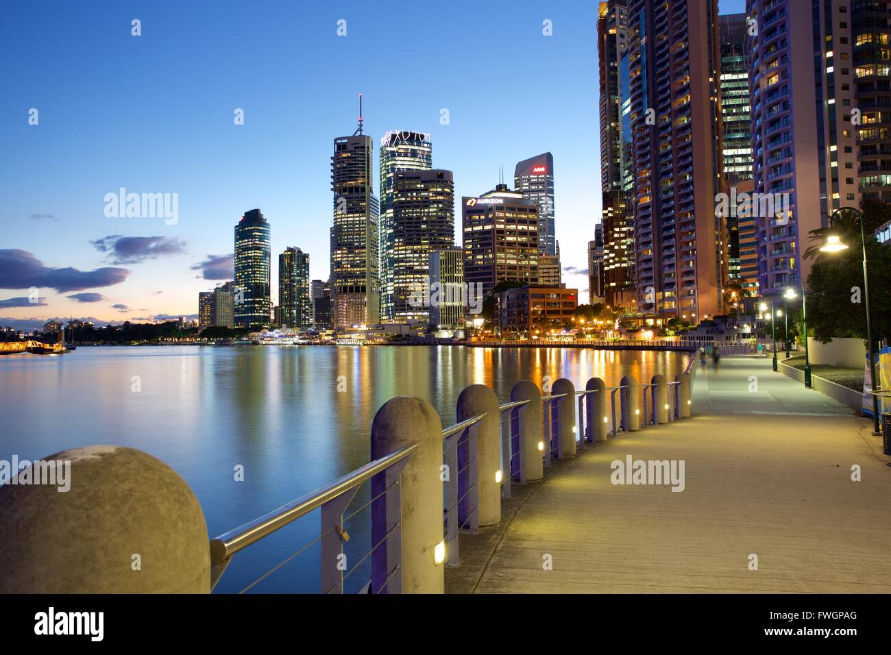 Brisbane-Fluss und die Stadt bei Einbruch der Dunkelheit, Brisbane, Queensland, Australien, Ozeanien Stockfoto