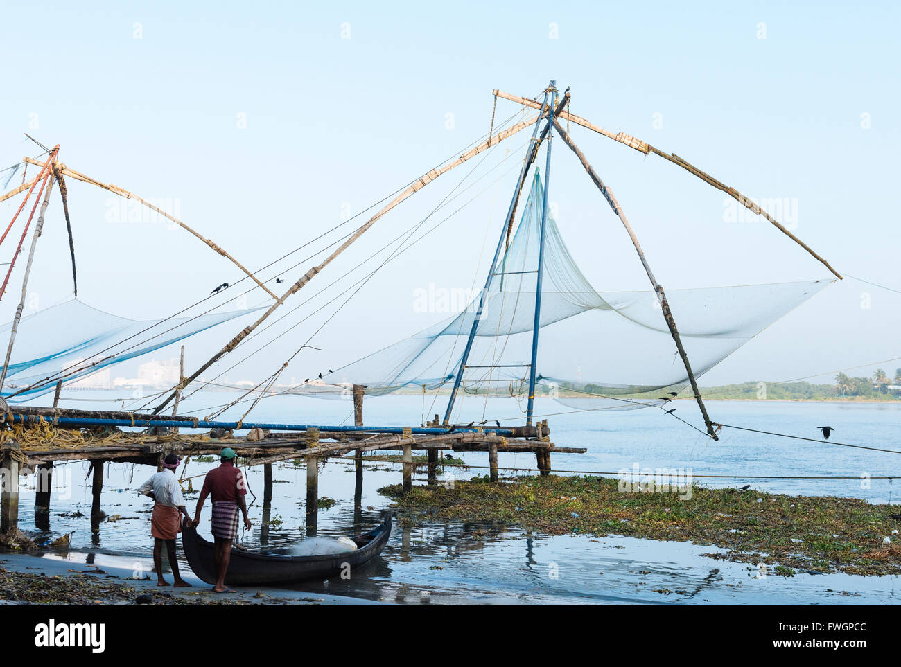 Chinesische Netze im Morgengrauen Fort Kochi (Cochin), Kerala, Indien, Südasien Stockfoto