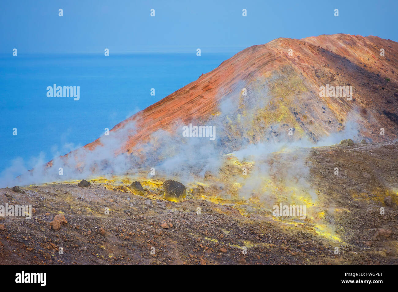 Schwefel und Rauch am Vulkan Gran Fumarole Krater, Vulcano Insel, Äolischen Inseln, UNESCO, nördlich von Sizilien, Italien Stockfoto