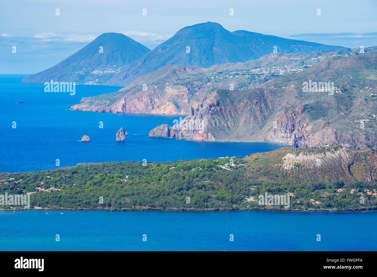 Blick auf Lipari und Salina Insel, Insel Vulcano, Äolischen Inseln, UNESCO, nördlich von Sizilien, Italien, mediterran Stockfoto
