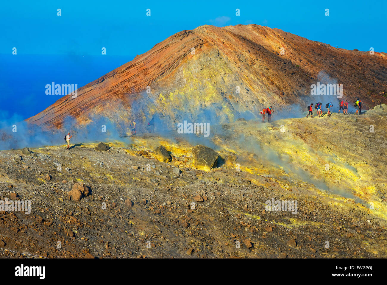 Menschen zu Fuß durch Fumarolen am Vulkan Gran Crater rim, Vulcano Insel, Äolischen Inseln, UNESCO, nördlich von Sizilien, Italien Stockfoto
