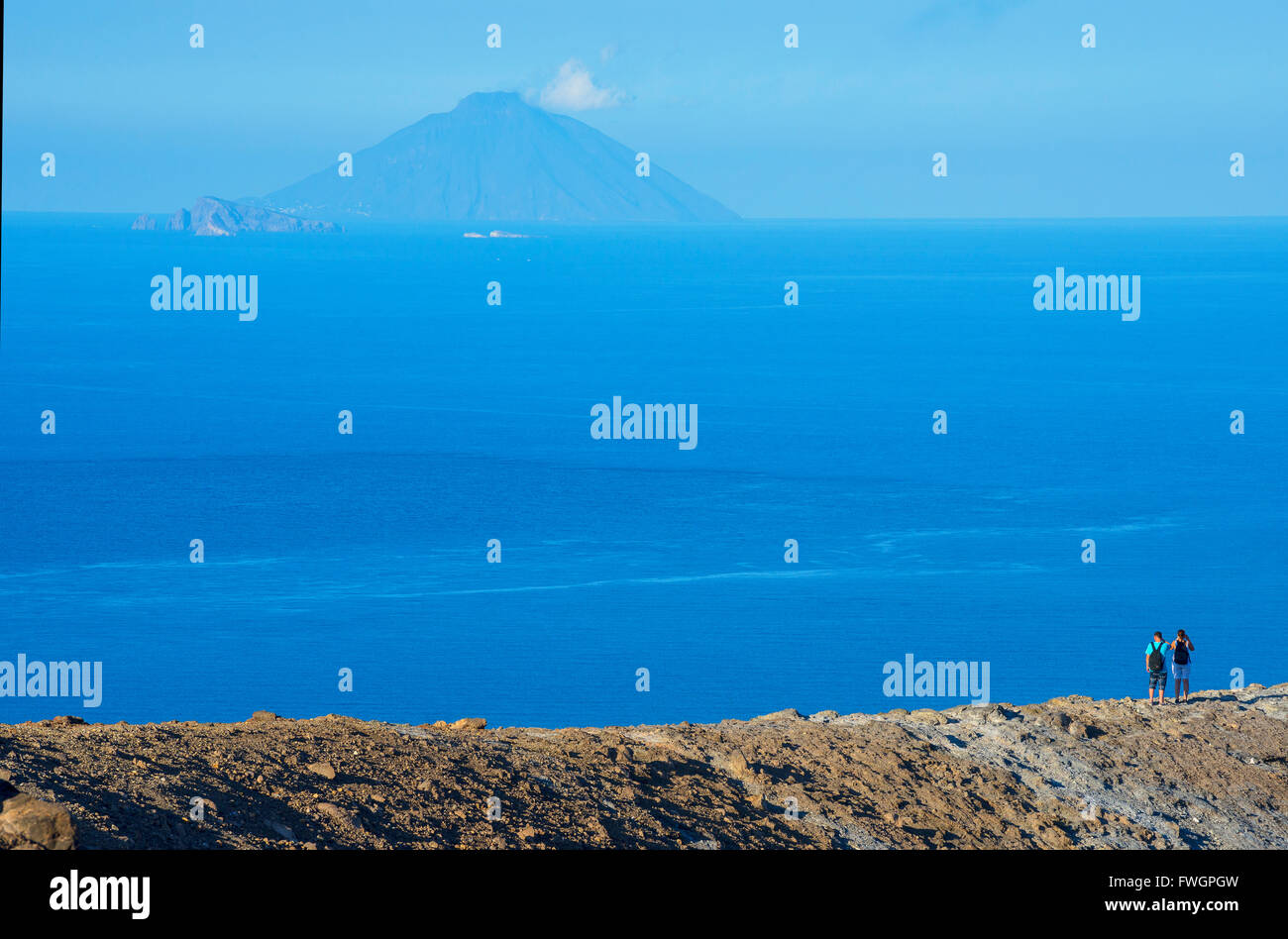 Menschen betrachten der Insel Stromboli von Gran Crater rim, Vulcano Insel, Äolischen Inseln, UNESCO, Sizilien, Italien Stockfoto