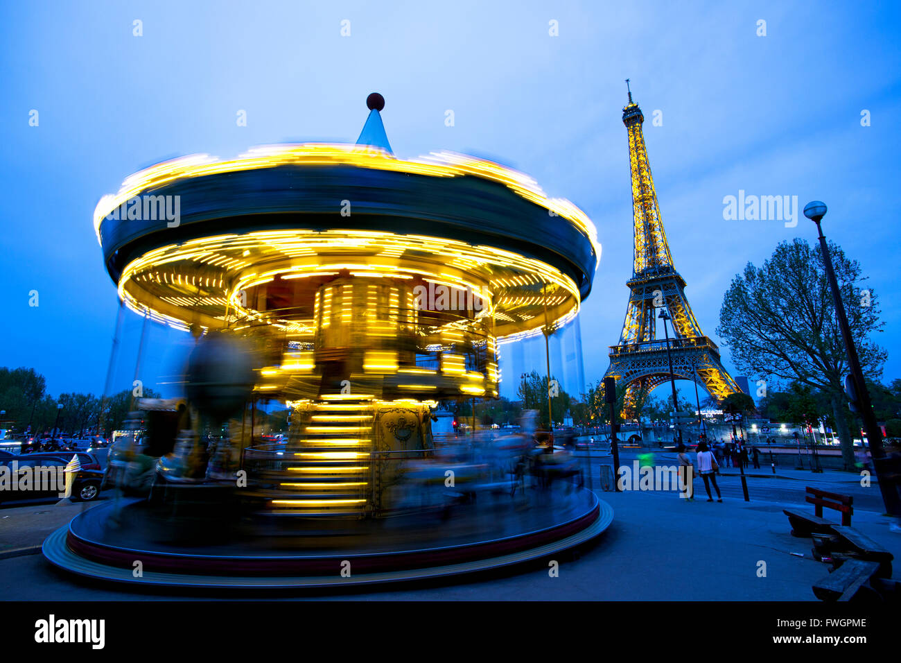 Karussell unter dem Eiffelturm in der Dämmerung, Paris, Frankreich, Europa Stockfoto