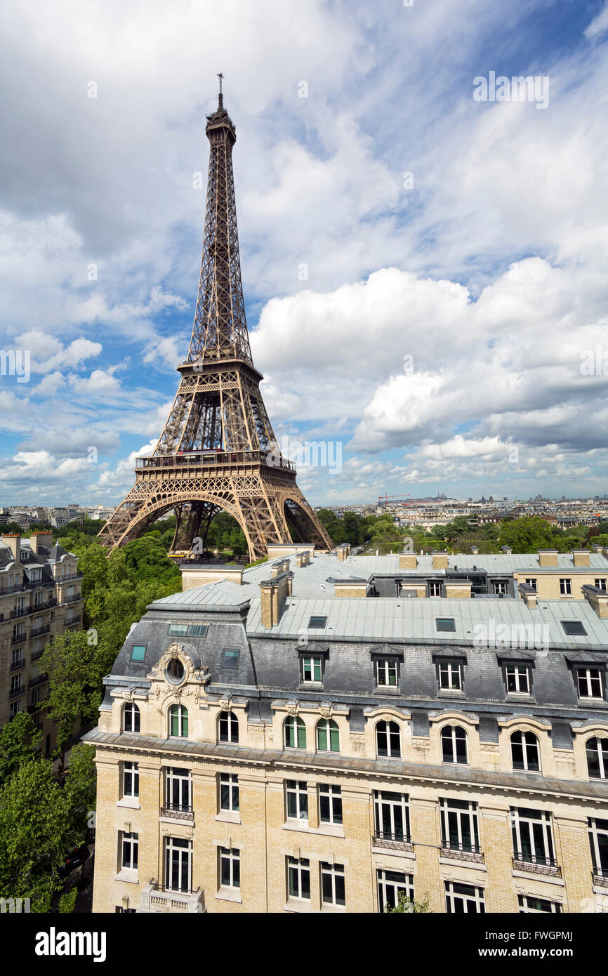 Erhöhten Blick über die Stadt mit dem Eiffelturm in der Ferne, Paris, Frankreich, Europa Stockfoto