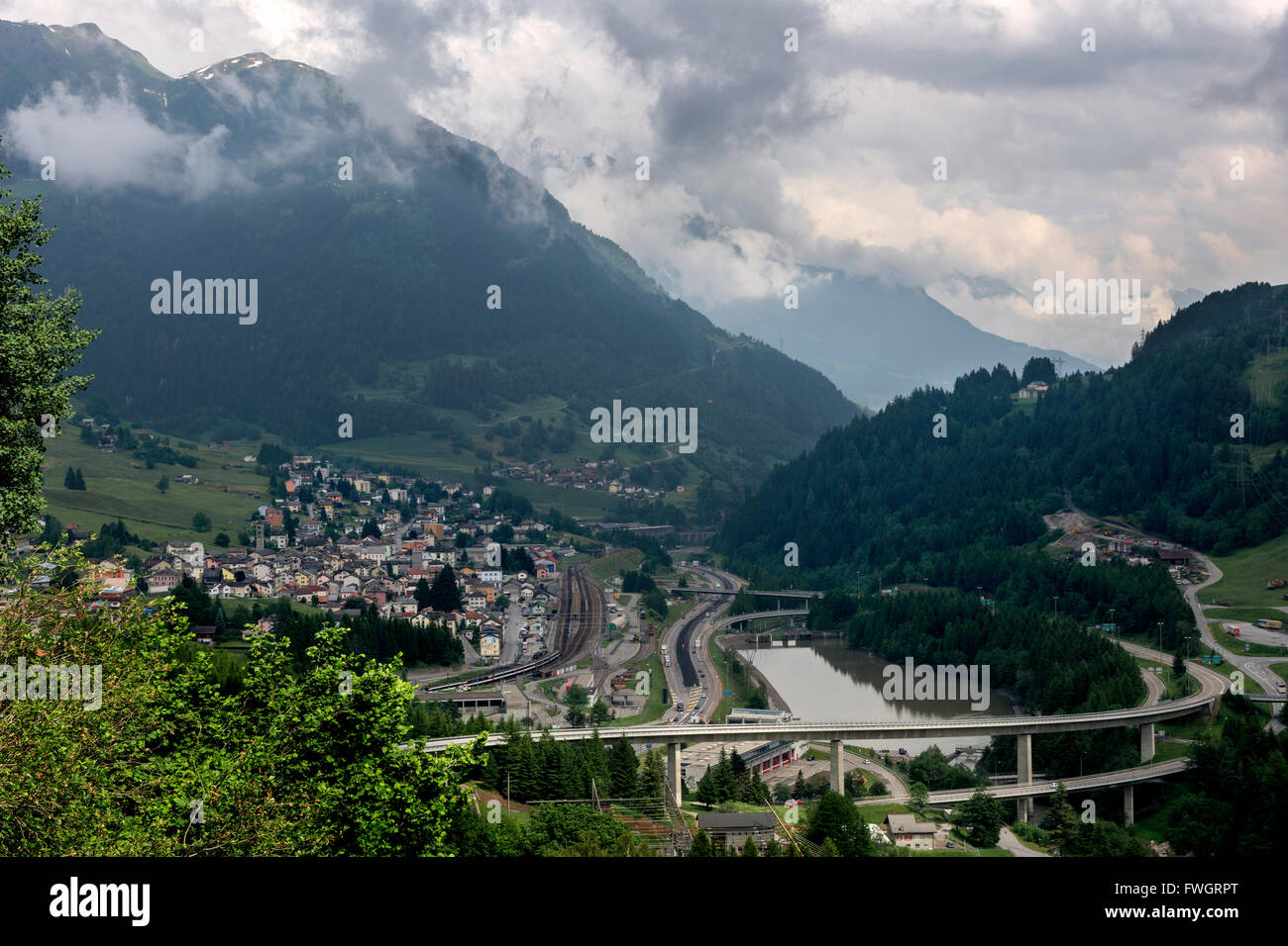 Airolo-Rodi Valle Leventina, südlich von St. Gotthard-Massivs, Schweiz. Juni 2015Showing Bahn, Autobahn und Post-Bus. Stockfoto