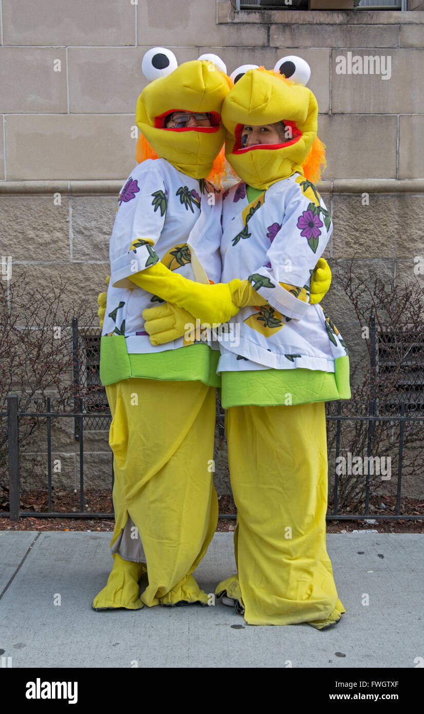 Eine religiöse jüdische Mutter und Tochter gekleidet wie Muppets auf Purim in Brooklyn, New York Stockfoto