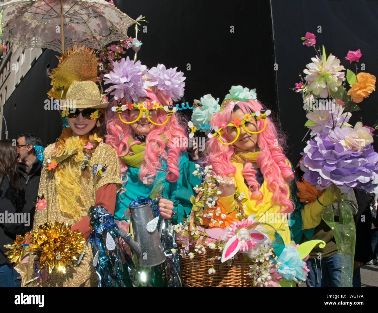 3 Frauen in aufwendigen Kostümen & Hüte mit Blumen an der Easter Parade auf der Fifth Avenue in New York City Stockfoto