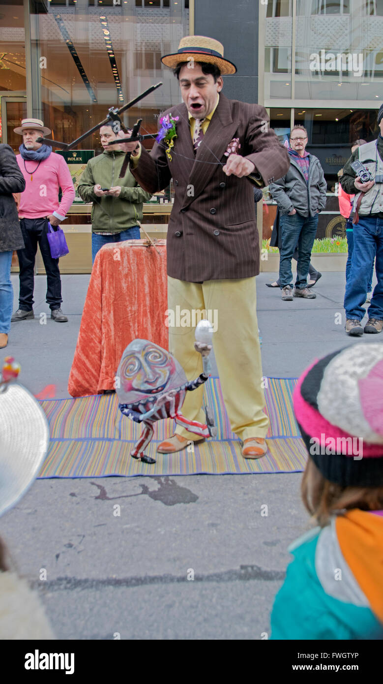 Marionette Operator & Puppenspieler Ronny Wasserstrom geben eine Show für Kinder am fünften Avenbue in Manhattan am Ostersonntag. Stockfoto