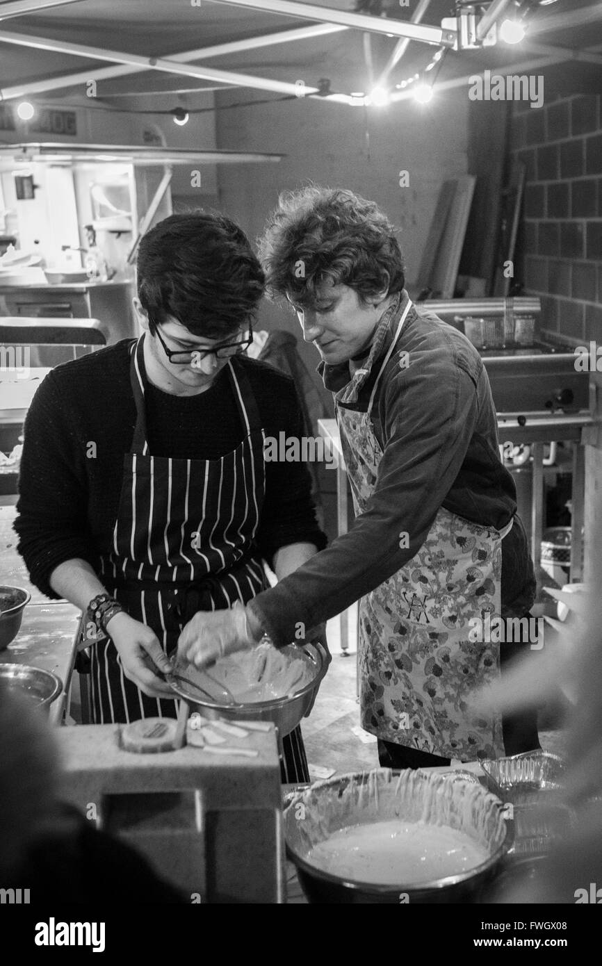 Zwei Köche bereiten die Speisen auf einer Straße Lebensmittelmarkt in Sheffield Stockfoto