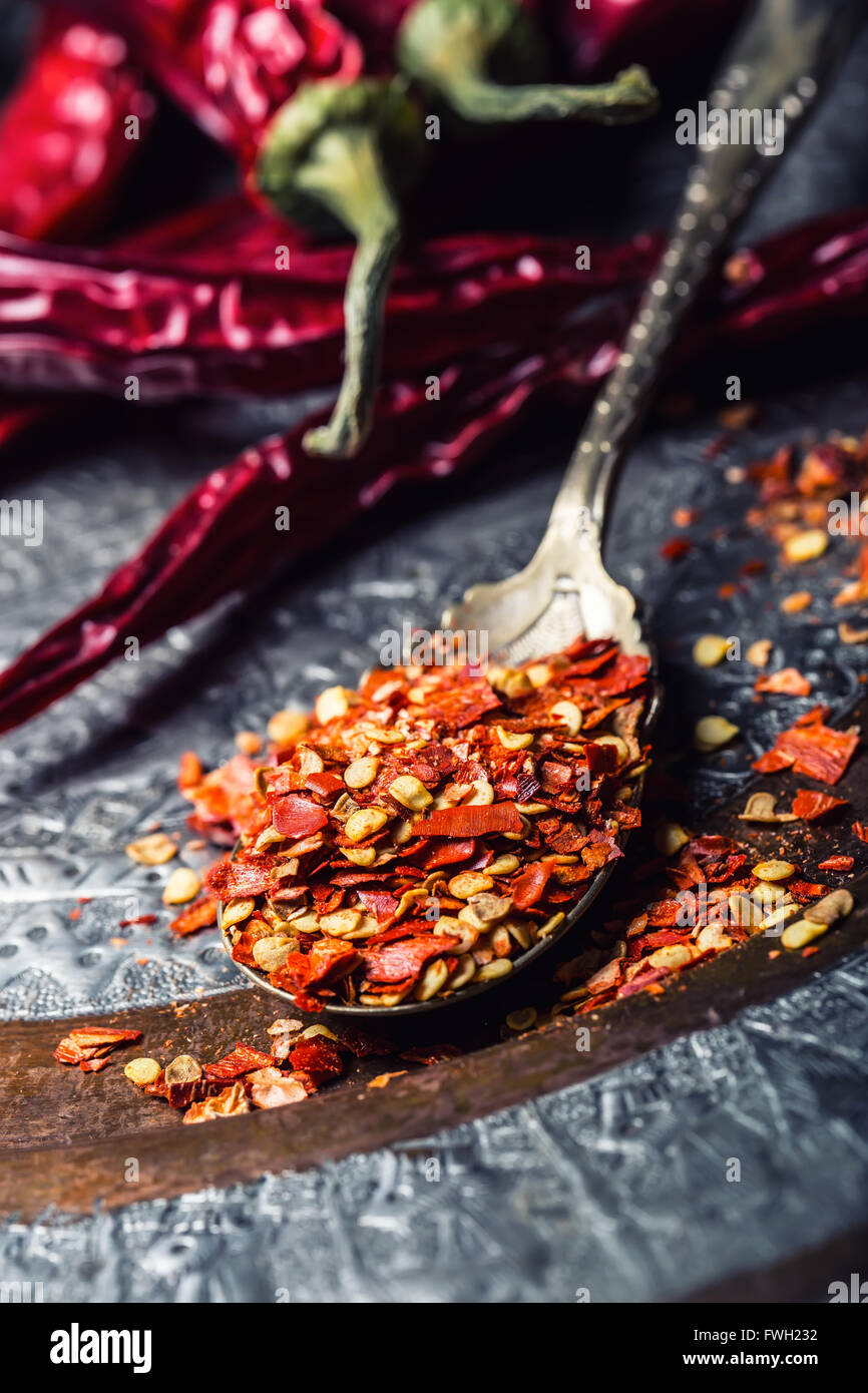 Chili. Chili Peppers. Einige getrocknete Chilischoten und Paprika auf einem alten Löffel verschüttet um zerkleinert. Mexikanische Zutaten - cui Stockfoto