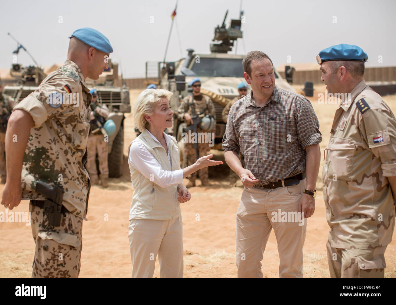 Gao, Mali. 5. April 2016. Deutsche Verteidigung Ministerin ...