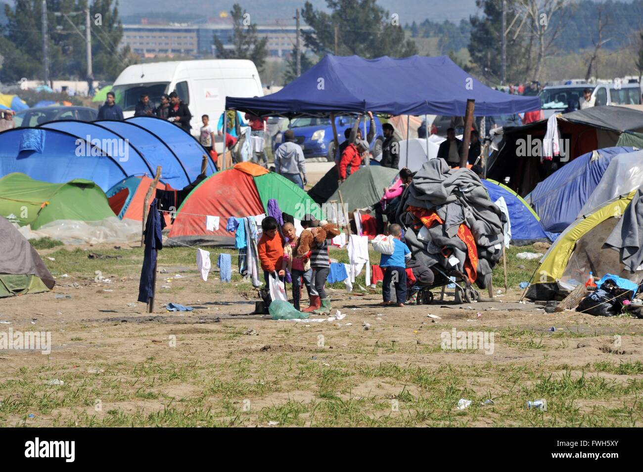 Kinder spielen im Dreck neben einem Stapel von gebrauchten decken - 29. März 2016 Stockfoto