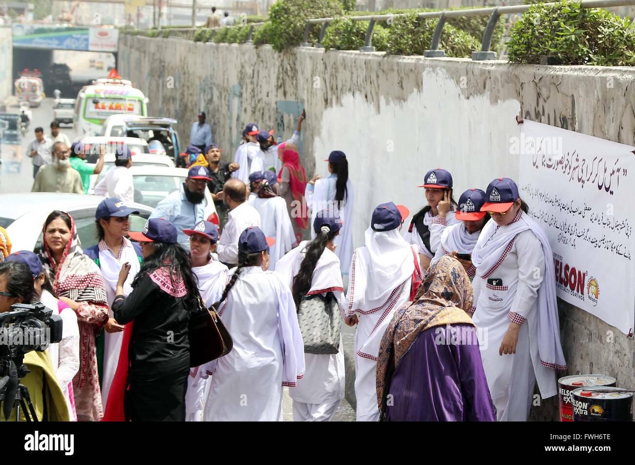 Bildende Kunst-Studenten beschäftigt in der Malerei auf Wand o, während Kunst Demonstration im Zusammenhang mit der Kampagne für saubere Karachi auf Gharibabad Gebiet in Karachi auf Dienstag, 5. April 2016 ihre Fähigkeiten zeigen. Stockfoto