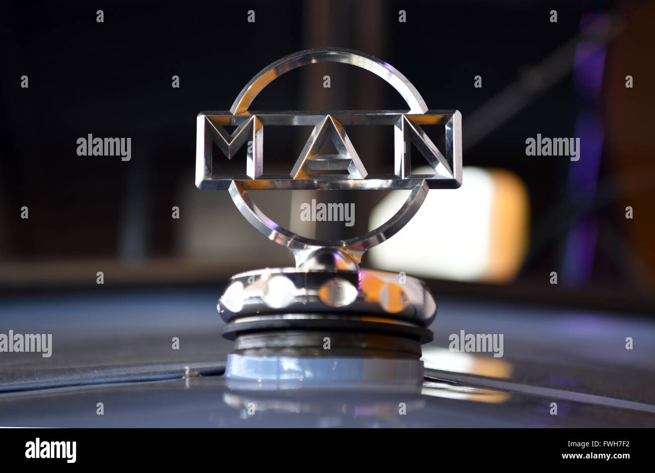 München, Deutschland. 4. April 2016. Historisches Logo des LKW-Herstellers MAN in München, Deutschland, 4. April 2016. Foto: PETER KNEFFEL/Dpa/Alamy Live News Stockfoto