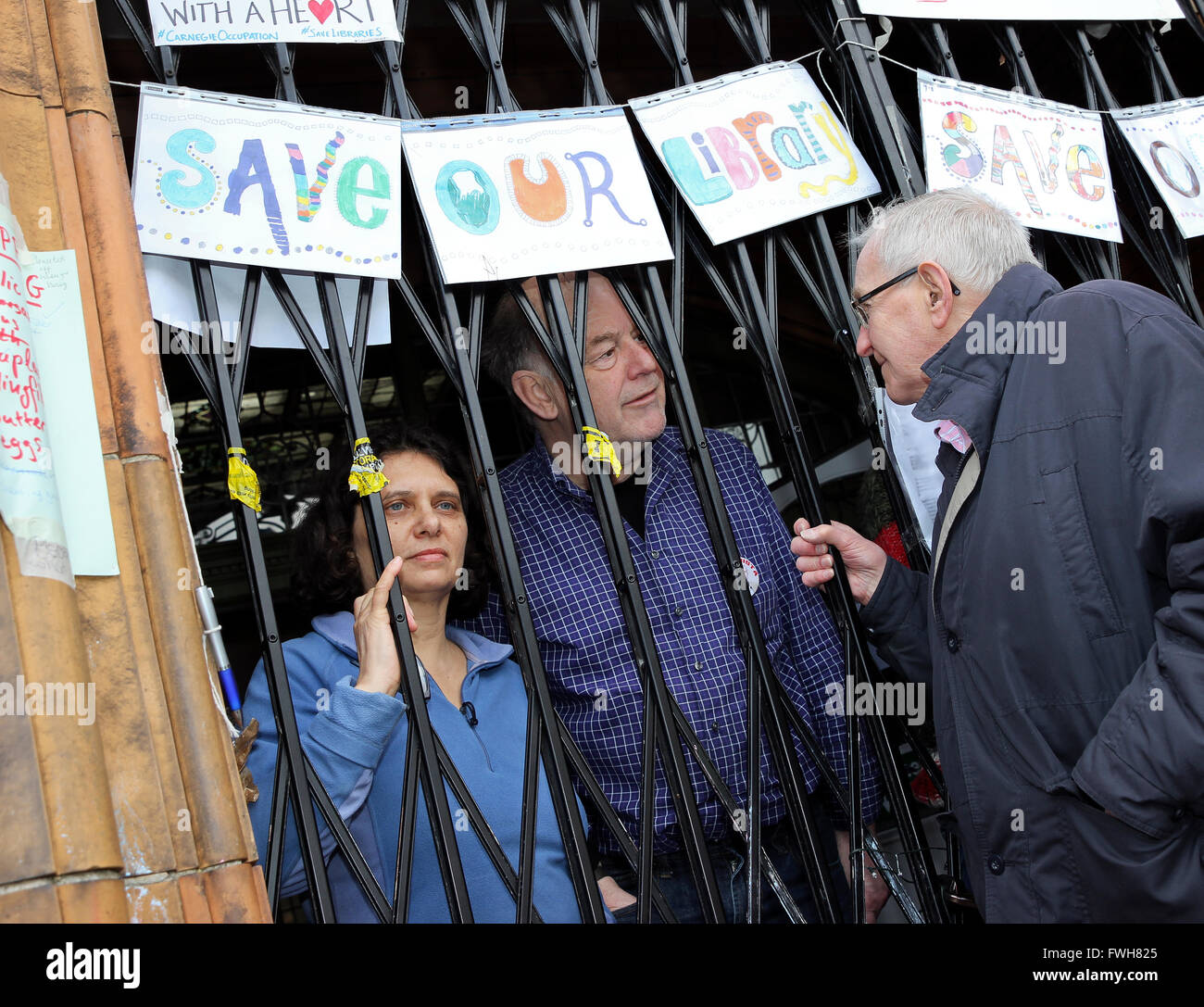 Carnegie-Bibliothek in Herne Hill, Süd-London, UK. 5. April 2016. Eine friedliche Besetzung von der lokalen Bevölkerung gegen die Schließung der Bibliothek in Lambeth. Stockfoto