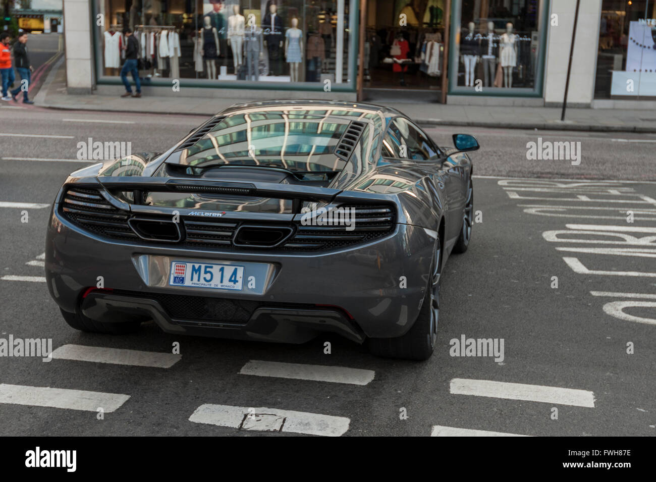 London, UK.  5. April 2016.  Ein McLaren MP4 - 12c mit Monaco Nummernschilder fährt in den Verkehr.  Supersportwagen sind in Knightsbridge, wie die "Saison" für Nahost-prozentige Supercars beginnen soll. Bildnachweis: Stephen Chung / Alamy Live News Stockfoto
