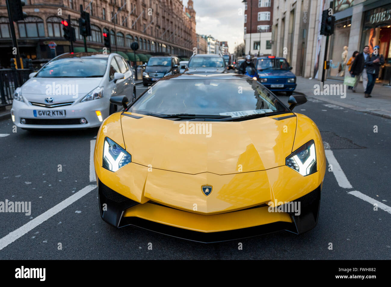 London, UK.  5. April 2016.  Eine helle gelbe Lamborghini Aventador SV drückt der Brompton Road.  Supersportwagen können in Knightsbridge gesehen werden, wie die "Saison" für Nahost-prozentige Supercars beginnen soll. Bildnachweis: Stephen Chung / Alamy Live News Stockfoto