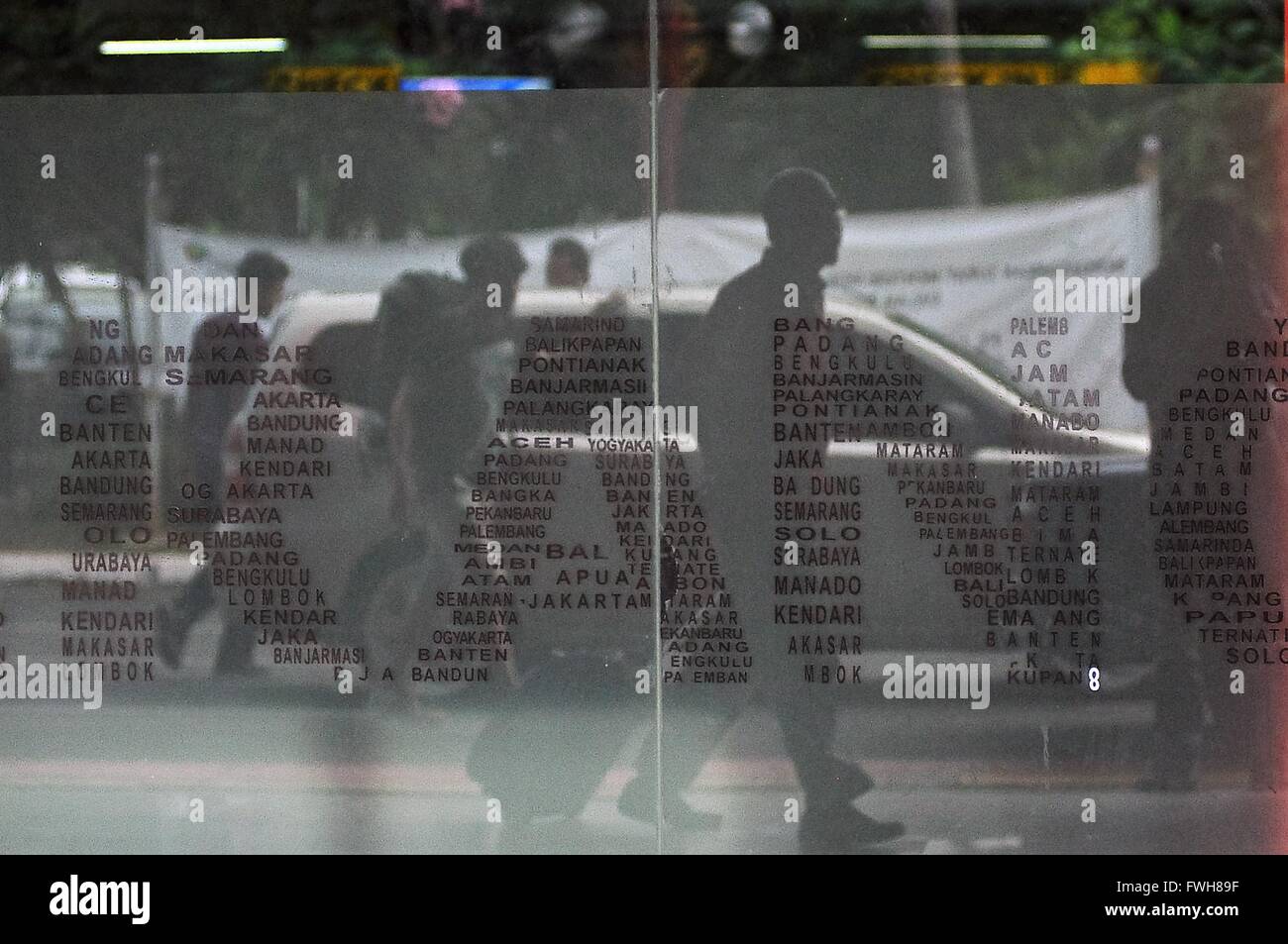 Jakarta, Indonesien. 5. April 2016. Aktivitäten am Flughafen Halim Perdanakusuma ist wieder Normal. Halim Perdanakusuma Airport in Ost-Jakarta wurde geschlossen, nachdem Flugzeug Kollision Vorfall von Batik Air Boeing 737-800 PK-LBS Reg mit dem Flugzeug Typ ATR Reg TransNusa PK-TNJ kollidierte. Der Unfall ereignete sich auf der Landebahn des Halim Perdanakusuma Luftwaffenstützpunkt, Ost-Jakarta. Obwohl der Status des Verschlusses wurde aufgehoben, aber die Aktivität des neuen Flughafens heute Morgen ganz normal ist. © Azwar Azwar/Pacific Press/Alamy Live-Nachrichten Stockfoto