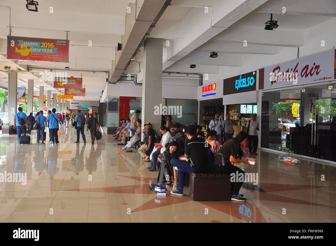 Jakarta, Indonesien. 5. April 2016. Aktivitäten am Flughafen Halim Perdanakusuma ist wieder Normal. Halim Perdanakusuma Airport in Ost-Jakarta wurde geschlossen, nachdem Flugzeug Kollision Vorfall von Batik Air Boeing 737-800 PK-LBS Reg mit dem Flugzeug Typ ATR Reg TransNusa PK-TNJ kollidierte. Der Unfall ereignete sich auf der Landebahn des Halim Perdanakusuma Luftwaffenstützpunkt, Ost-Jakarta. Obwohl der Status des Verschlusses wurde aufgehoben, aber die Aktivität des neuen Flughafens heute Morgen ganz normal ist. © Azwar Azwar/Pacific Press/Alamy Live-Nachrichten Stockfoto