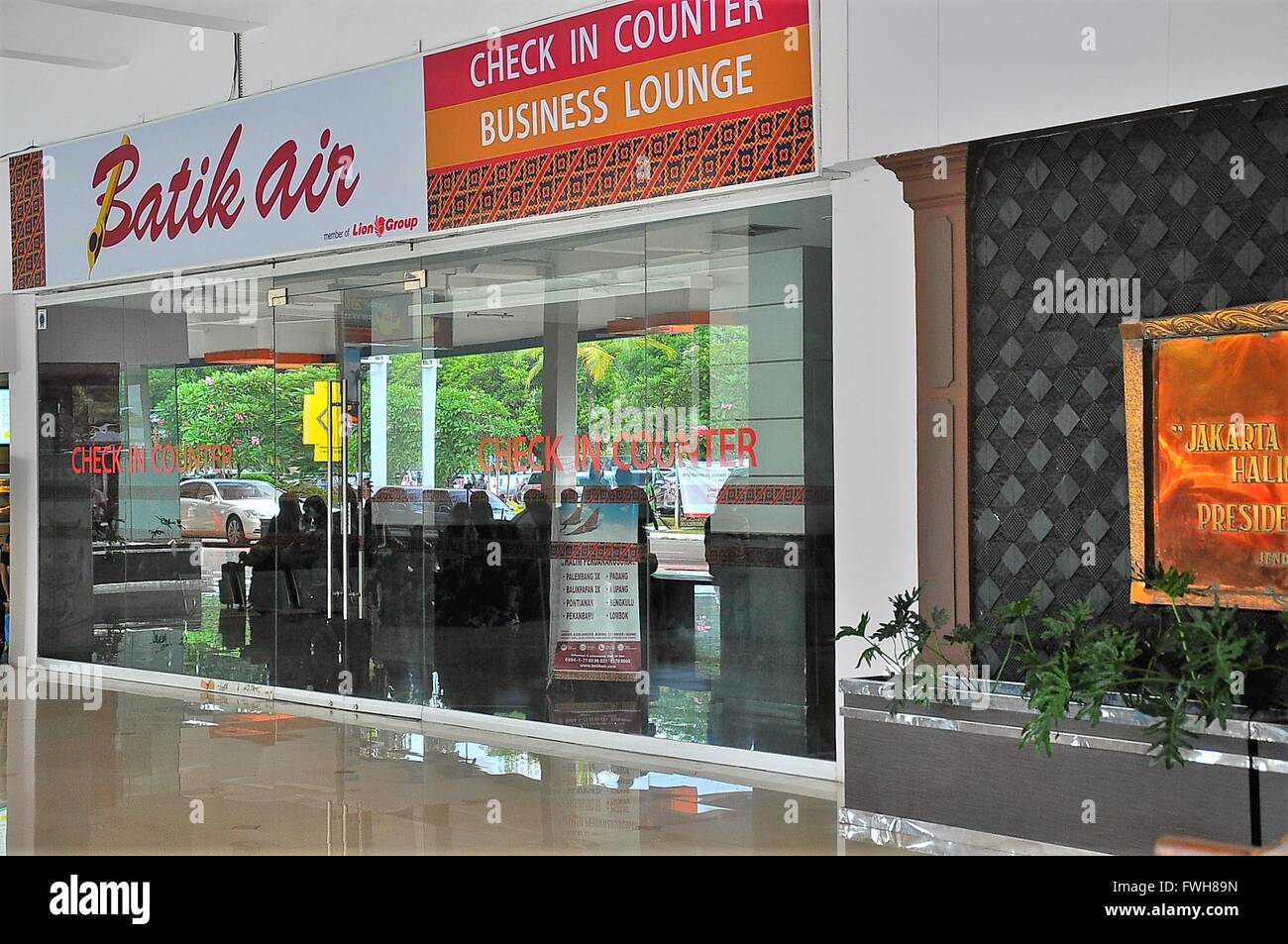 Jakarta, Indonesien. 5. April 2016. Aktivitäten am Flughafen Halim Perdanakusuma ist wieder Normal. Halim Perdanakusuma Airport in Ost-Jakarta wurde geschlossen, nachdem Flugzeug Kollision Vorfall von Batik Air Boeing 737-800 PK-LBS Reg mit dem Flugzeug Typ ATR Reg TransNusa PK-TNJ kollidierte. Der Unfall ereignete sich auf der Landebahn des Halim Perdanakusuma Luftwaffenstützpunkt, Ost-Jakarta. Obwohl der Status des Verschlusses wurde aufgehoben, aber die Aktivität des neuen Flughafens heute Morgen ganz normal ist. © Azwar Azwar/Pacific Press/Alamy Live-Nachrichten Stockfoto