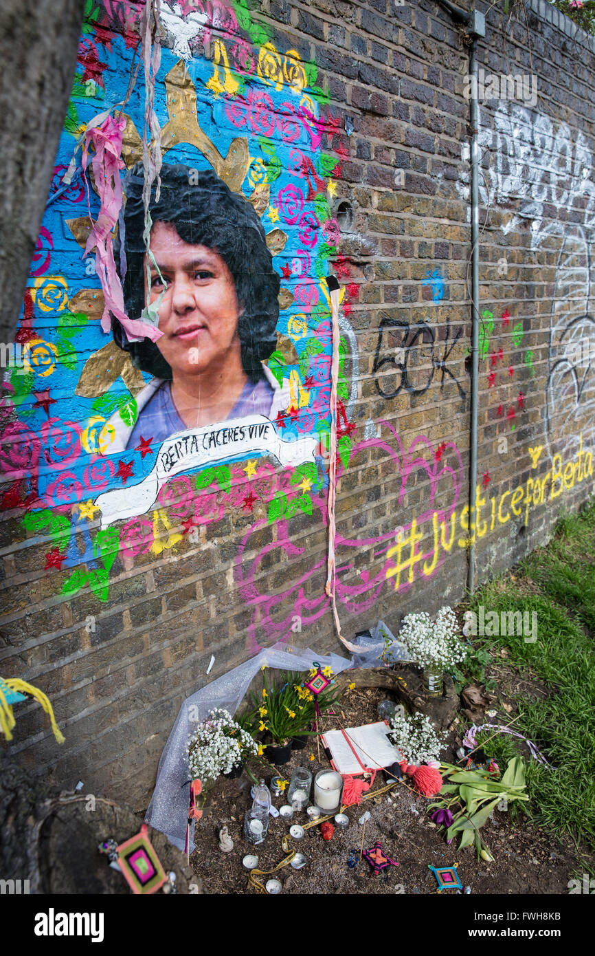 London, UK. 5. April 2016. Eine bemalte Gedenkstätte nach Berta Cáceres, die ermordeten honduranischen Umwelt- und indigenen Bürgerrechtler, erschienen am Camden Lock in London. Cáceres, 45, wurde im März 2016, nachdem er klagte über Morddrohungen von der Polizei, Armee und Landbesitzerorganisation Gruppen von bewaffneten getötet brach in ihr Haus und ihre vier Mal geschossen. Sie hatte zuvor die 2015 Goldman Environmental Prize für ihre Rolle bei der Bekämpfung der Agua Zarca-Staudamm-Projekt vergeben. Bildnachweis: Mark Kerrison/Alamy Live-Nachrichten Stockfoto