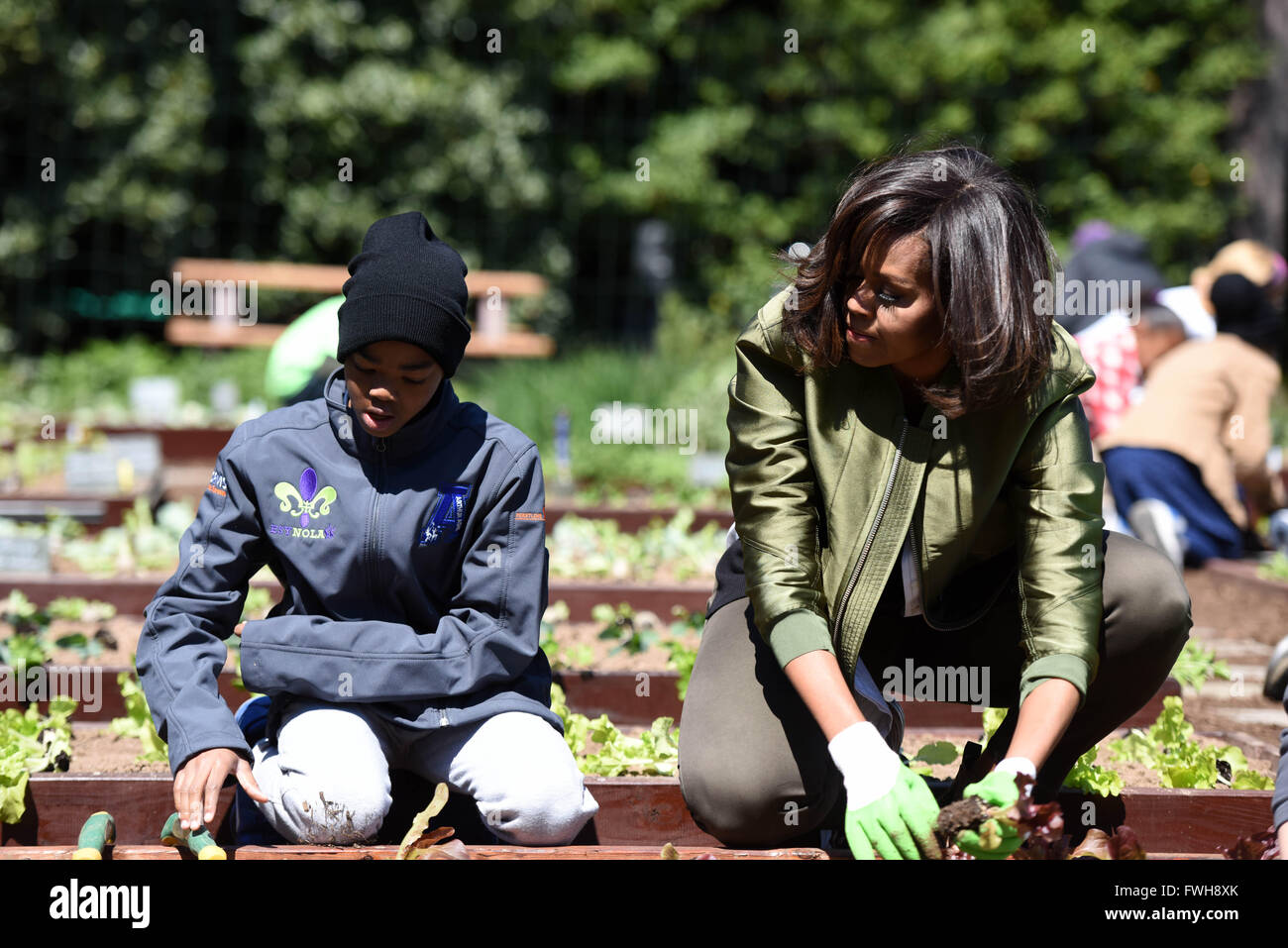 Washington, DC, USA. 5. April 2016. U.S. First Lady Michelle Obama(R) Pflanzen Gemüse mit Schulkindern im Weißen Haus Gemüsegarten auf dem South Lawn des weißen Hauses in Washington, D.C., Hauptstadt der Vereinigten Staaten, 5. April 2016. Bildnachweis: Yin Bogu/Xinhua/Alamy Live-Nachrichten Stockfoto