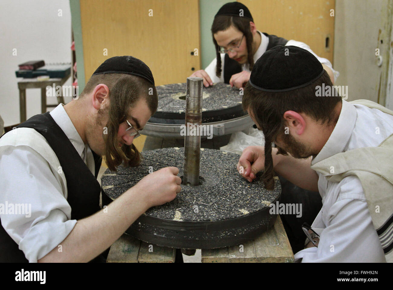 Jerusalem, jüdischer Feiertag des Pessach-Festes in Jerusalem. 5. April 2016. Ultra-orthodoxe Juden sammeln Reste von Mehl für die Herstellung von Matzot (ungesäuertes Brot), traditionell in Jerusalem, am 5. April 2016 für jüdische Feiertag des Pessach-Festes gegessen. Religiöse Juden in der ganzen Welt essen Matzot während der achttägigen Pessach Urlaub (Passah), die am 22. April beginnt, mit dem Sonnenuntergang zum Gedenken an die Israelis Auszug aus Ägypten vor etwa 3.500 Jahren und gedenken ihrer Vorfahren Notlage durch Verzicht auf Essen Lebensmittel gesäuert. © Gil Cohen Magen/Xinhua/Alamy Live-Nachrichten Stockfoto