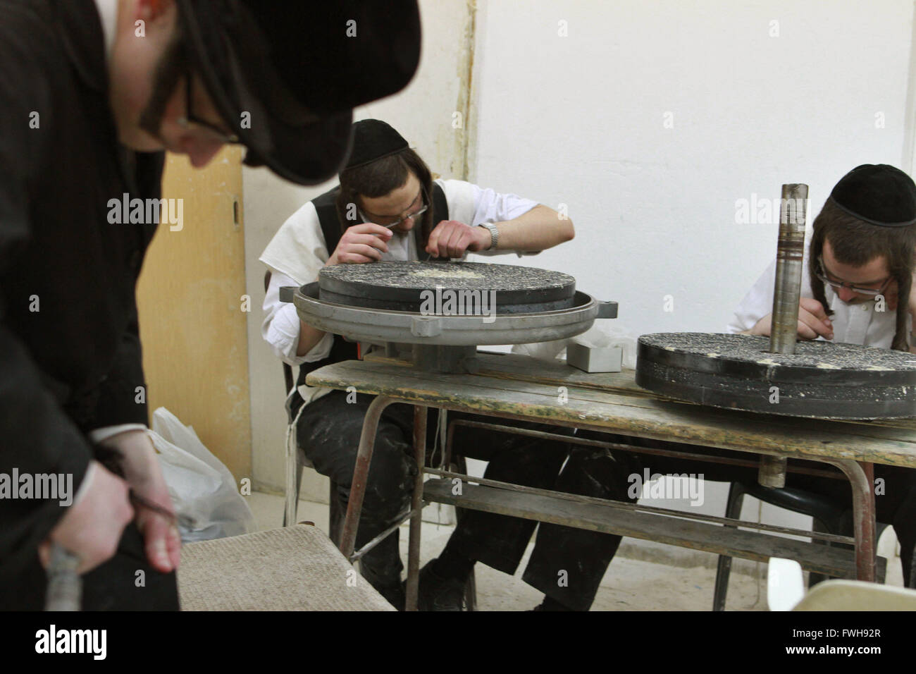 Jerusalem, jüdischer Feiertag des Pessach-Festes in Jerusalem. 5. April 2016. Ultra-orthodoxe Juden sammeln Reste von Mehl für die Herstellung von Matzot (ungesäuertes Brot), traditionell in Jerusalem, am 5. April 2016 für jüdische Feiertag des Pessach-Festes gegessen. Religiöse Juden in der ganzen Welt essen Matzot während der achttägigen Pessach Urlaub (Passah), die am 22. April beginnt, mit dem Sonnenuntergang zum Gedenken an die Israelis Auszug aus Ägypten vor etwa 3.500 Jahren und gedenken ihrer Vorfahren Notlage durch Verzicht auf Essen Lebensmittel gesäuert. © Gil Cohen Magen/Xinhua/Alamy Live-Nachrichten Stockfoto