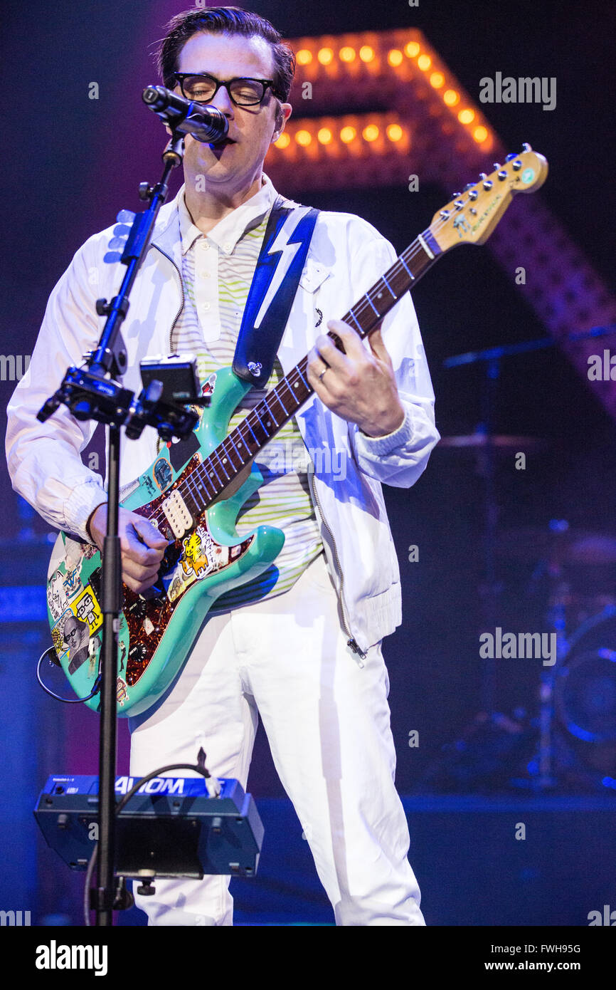 O2 Academy Brixton, Brixton, London, UK, 5. April 2016, Rivers Cuomo von Weezer, Weezer erklingt in der Londoner O2 Academy Brixton, Credit: Richard Soans/Alamy Live News Stockfoto