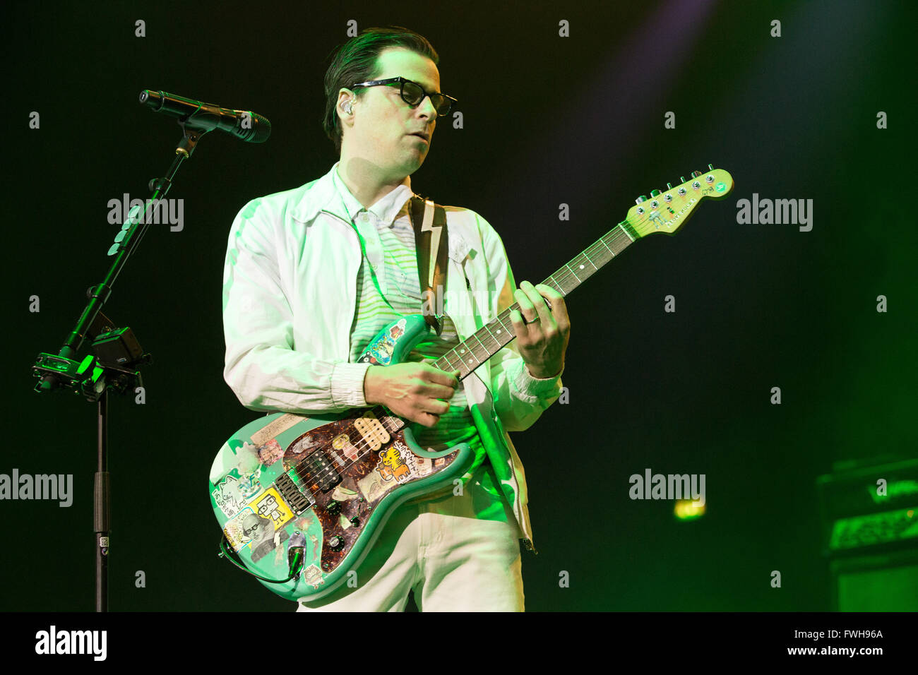 O2 Academy Brixton, Brixton, London, UK, 5. April 2016, Rivers Cuomo von Weezer, Weezer erklingt in der Londoner O2 Academy Brixton, Credit: Richard Soans/Alamy Live News Stockfoto