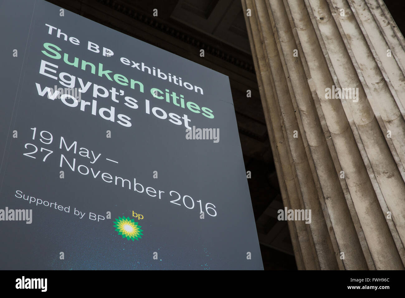 London, UK. 5. April 2016. Werbematerial für die BP-Ausstellung im British Museum. Die Zeitung The Guardian veröffentlichte einen Brief, unterzeichnet von 100 Prominente Persönlichkeiten, darunter Mark Rylance, Emma Thompson, Margaret Atwood, Vivienne Westwood und Bianca Jagger, fordert das British Museum, die Partnerschaft mit "unethisch" aufzugeben sponsor BP. Credit: Mark Kerrison/Alamy Live News Stockfoto