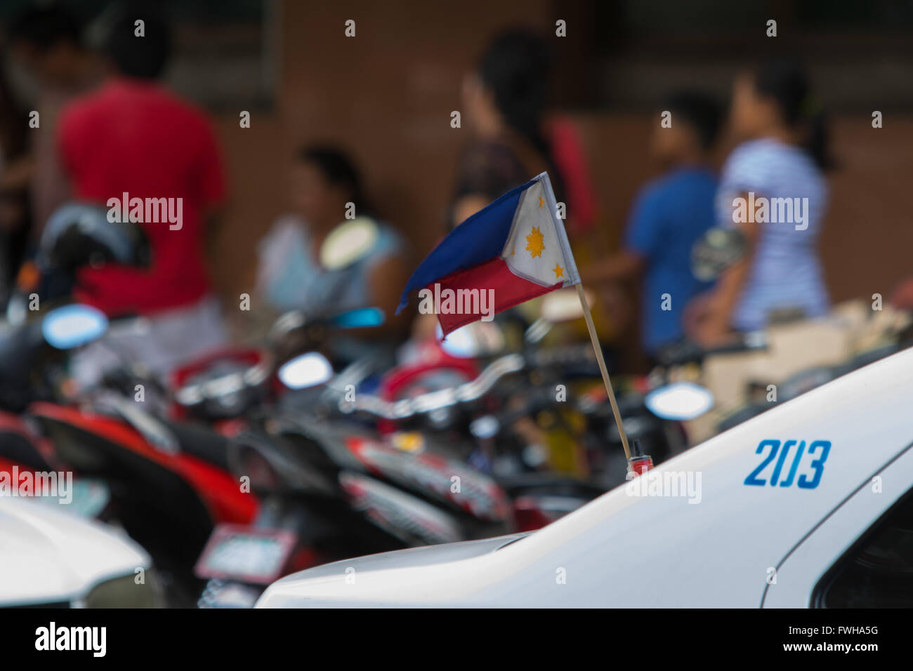 Cebu City, Philippinen. 12. Juni 2016. Eine philippinische nationale Flagge auf dem Rücksitz eines Taxis befindet sich im Zentrum von Cebu City am Tag die Nation fest feiert 118 Jahre nach der Unabhängigkeit von der spanischen Kolonialherrschaft. Bildnachweis: imagegallery2/Alamy Live-Nachrichten Stockfoto