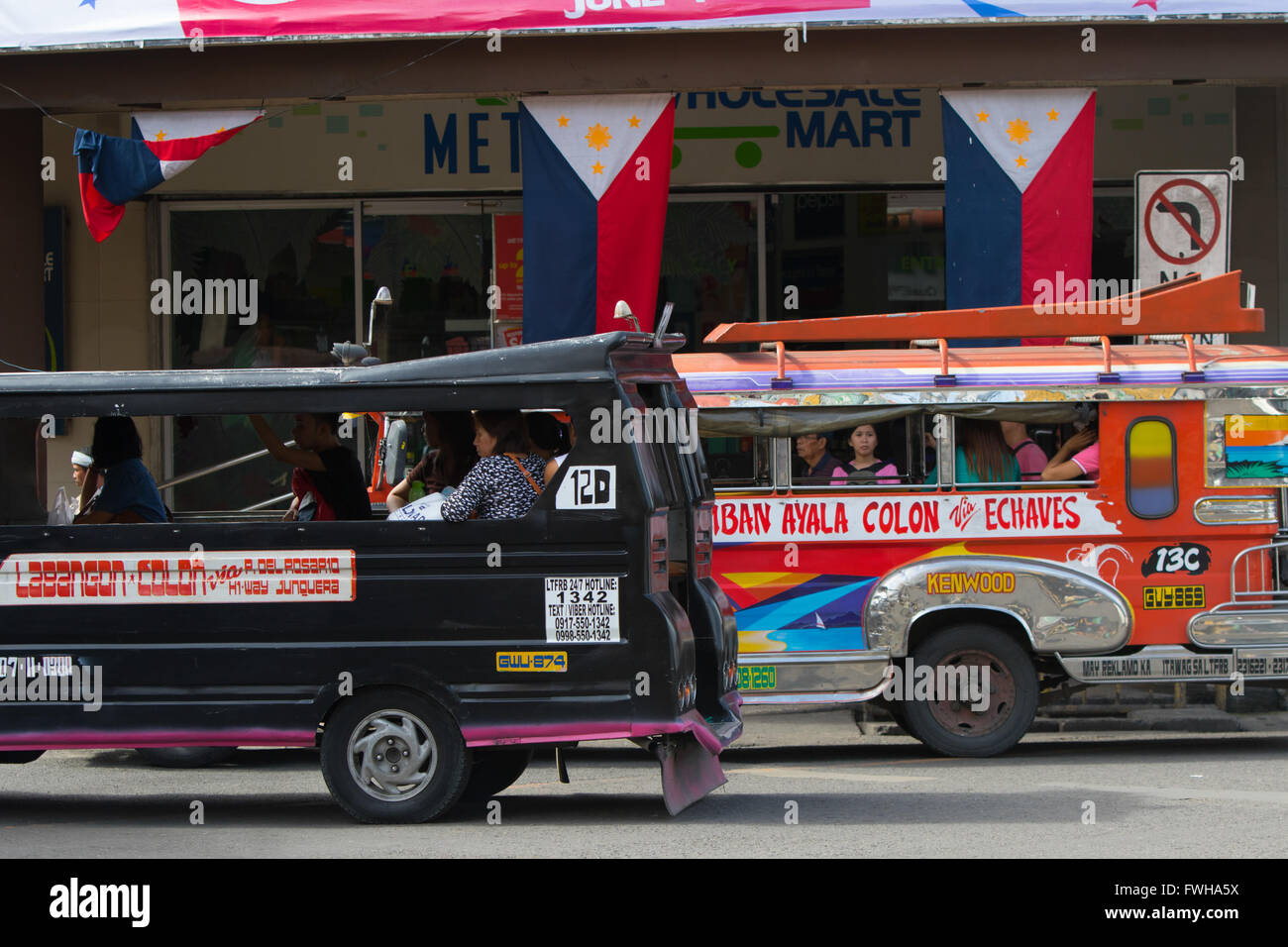 Cebu City, Philippinen. 12. Juni 2016. Philippinische nationale Flaggen hängen außerhalb Ladengeschäft befindet sich im Zentrum von Cebu City am Tag, den die Nation 118 Jahre nach der Unabhängigkeit von der spanischen Kolonialherrschaft feiert. Bildnachweis: imagegallery2/Alamy Live-Nachrichten Stockfoto