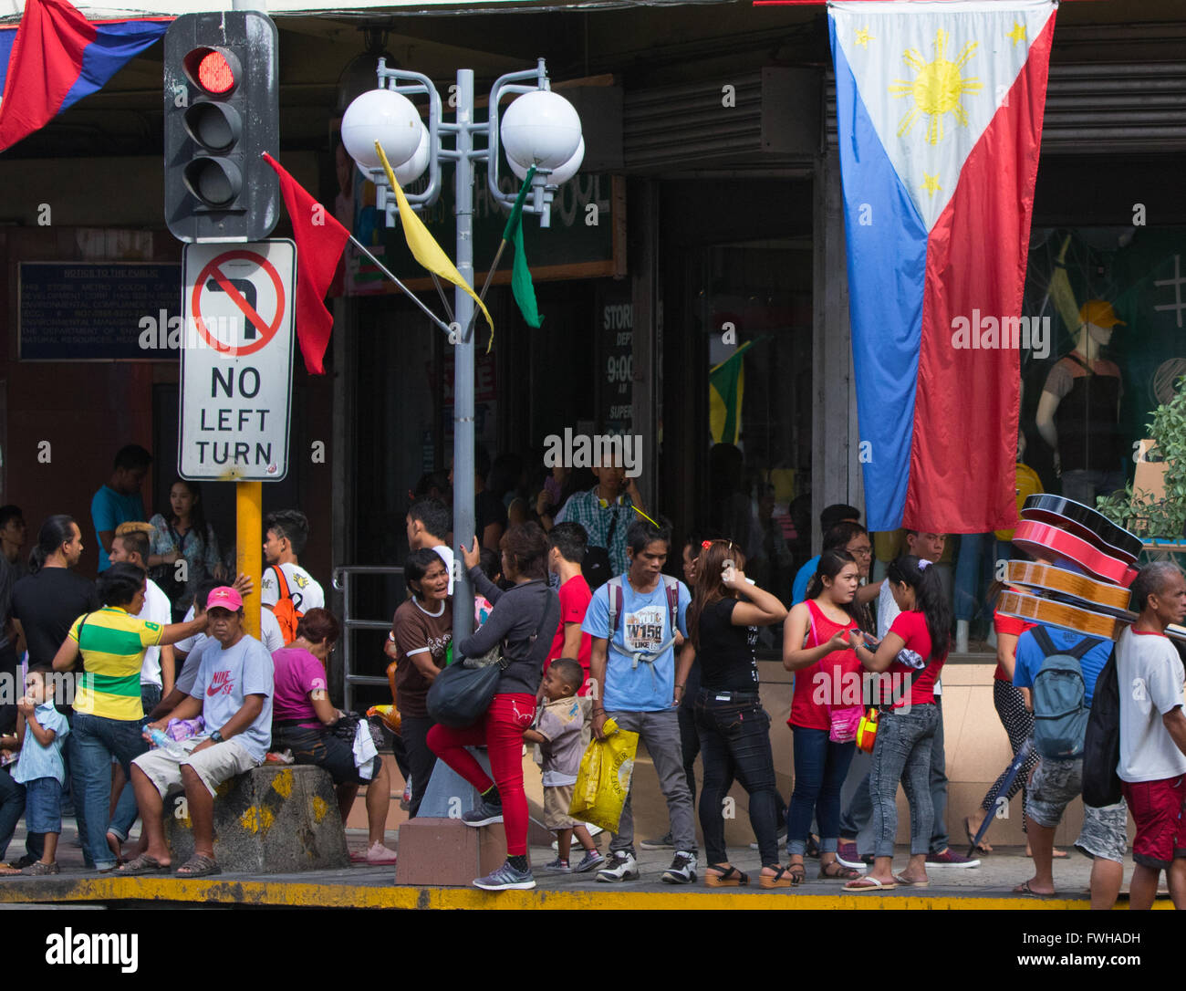 Cebu City, Philippinen. 12. Juni 2016. Einer großen philippinischen Nationalflagge hängt außerhalb Ladengeschäft befindet sich im Zentrum von Cebu City am Tag, den die Nation 118 Jahre nach der Unabhängigkeit von der spanischen Kolonialherrschaft feiert. Bildnachweis: imagegallery2/Alamy Live-Nachrichten Stockfoto