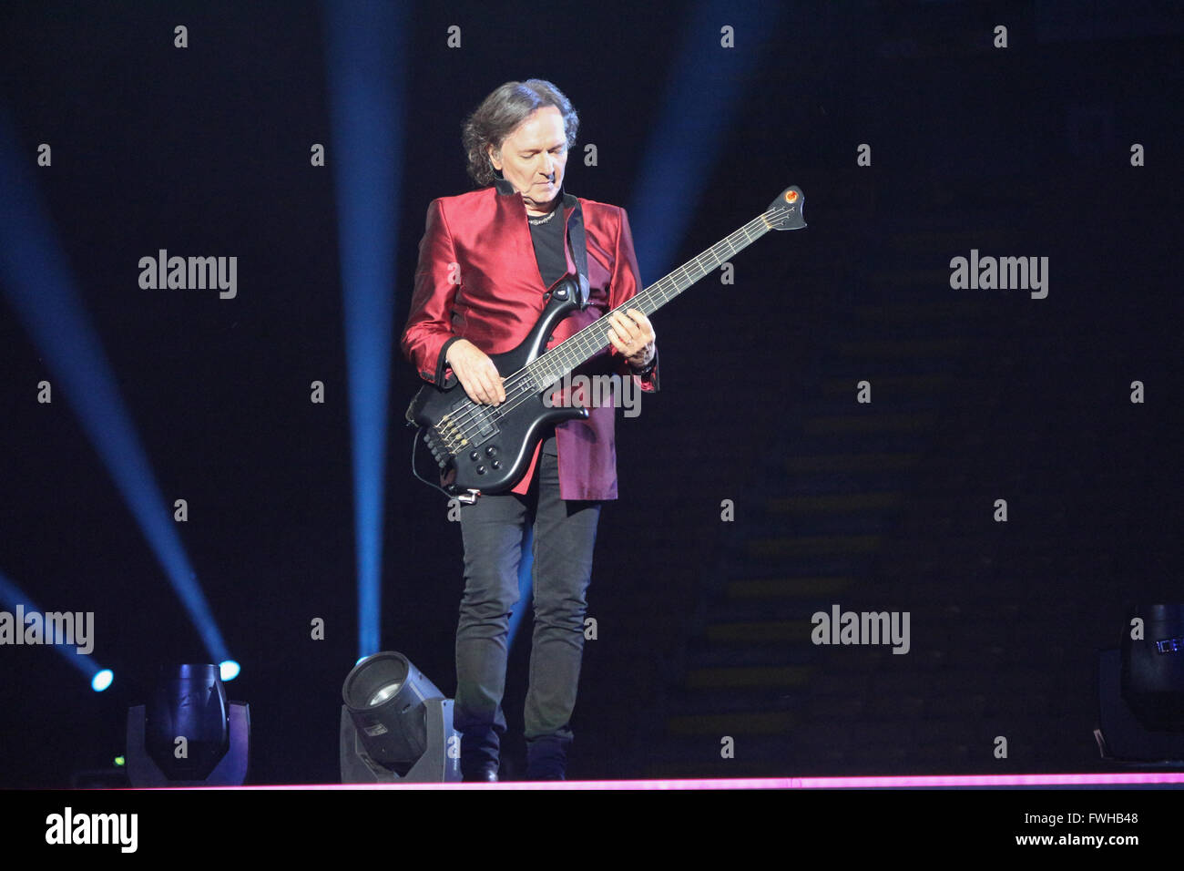 Mailand, Italien. 11. Juni 2016. Rot Canzian spielt Bass-Gitarre, während des Konzerts Pooh - Reunion-Tour. Bildnachweis: Luca Quadrio/Alamy Live-Nachrichten. Stockfoto