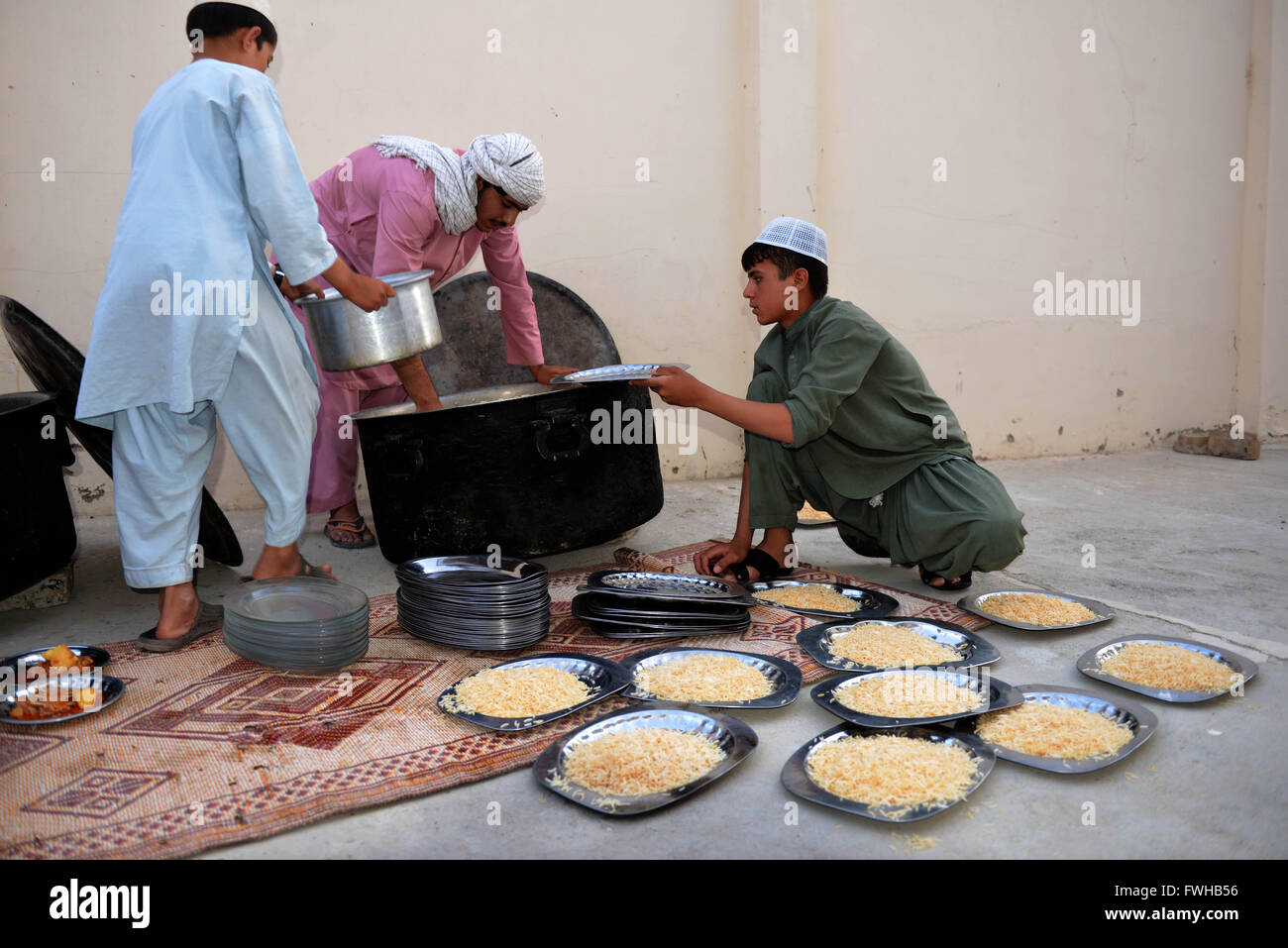 (160612)--KANDAHAR, 12. Juni 2016 (Xinhua)--Menschen verteilen Lebensmittel, wie sie ihr Fasten während des Ramadan in einer Moschee in der Provinz Kandahar, Afghanistan, 11. Juni 2016 zu brechen. (Xinhua/Sanaullah Seiam) Stockfoto