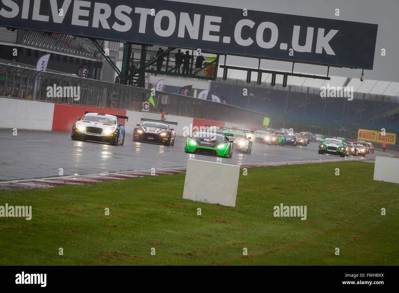 Silverstone im Vereinigten Königreich. 12. Juni 2016. Schrecklichen Bedingungen für den Start des Rennens Silverstone 500 Autos hinter dem Safety Car Credit starten: Steven Reh/Alamy Live News Stockfoto