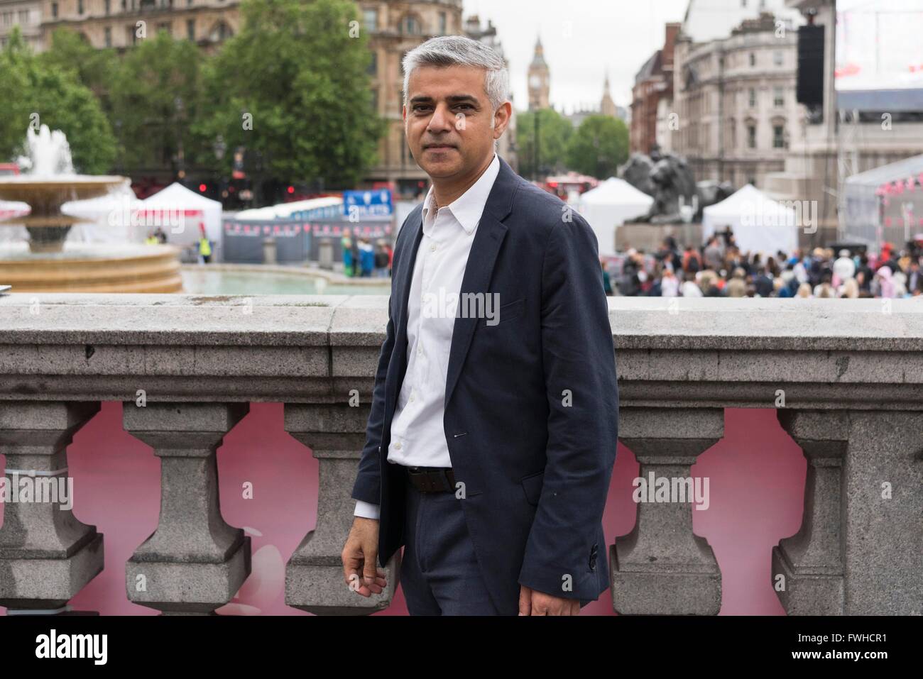 (160612)--LONDON, 12. Juni 2016 (Xinhua)--Londoner Bürgermeister Sadiq Khan posiert für Fotos, wie er an Feierlichkeiten für Königin Elizabeth II offiziell 90. Geburtstag am Trafalgar Square in London, 12. Juni 2016 teilnimmt. (Xinhua/Ray Tang) Stockfoto