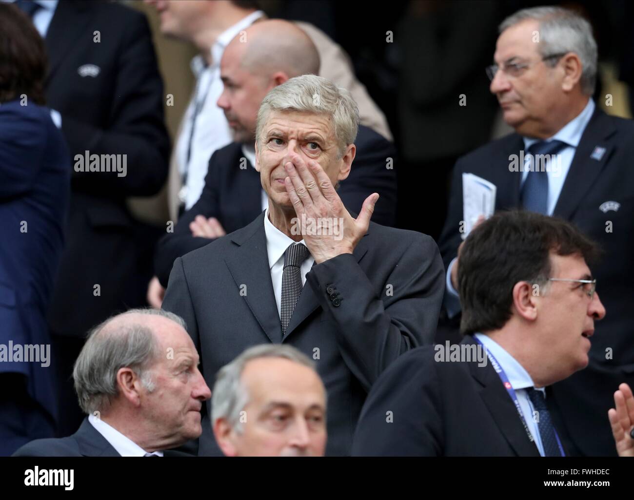 ARSENAL Trainer ARSENE WENGER auf die Partie ENGLAND V Russland ENGLAND V Russland, EURO 2016-Gruppe B STADE VELODROME, MARSEILLE, Frankreich 11. Juni 2016 GAY96363 ENGLAND V Russland, EURO 2016 Gruppe B 06.11.2016 Warnung! Dieses Foto kann nur für die Zeitung bzw. Zeitschrift redaktionelle Zwecke verwendet werden. Kann nicht werden verwendet für Publikationen unter Einbeziehung 1 Spieler, 1 Club oder 1 Wettbewerb ohne schriftliche Genehmigung von Football DataCo Ltd.  Für Rückfragen, bitte Kontakt Football DataCo Ltd unter + 44 (0) 207 864 9121 Stockfoto